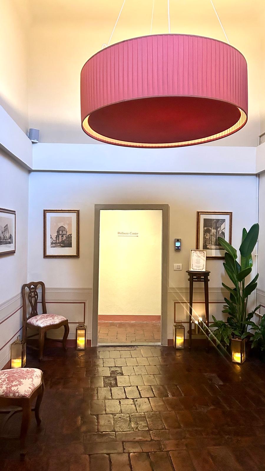 Ingresso elegante dello studio Massaggi di Eva Kalisikova a Palazzo Niccolini