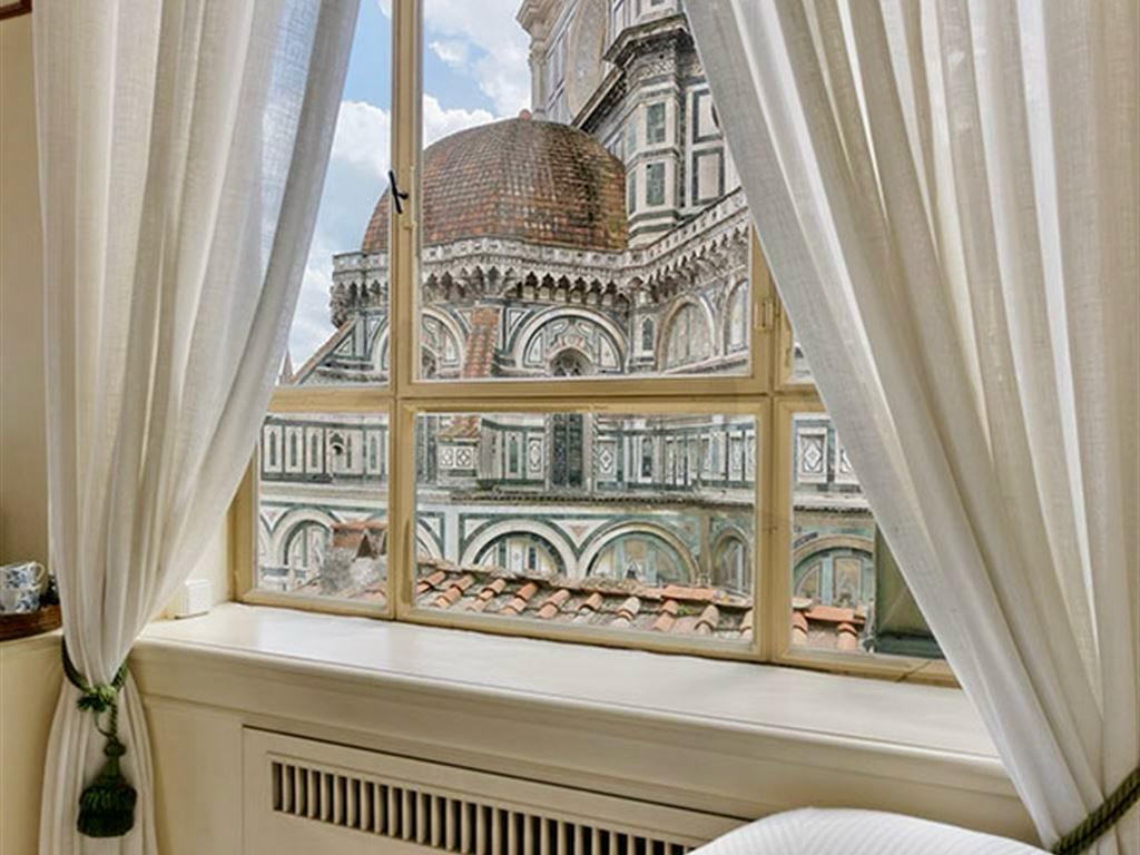 Il Duomo di Firenze visto dalla finestra di Palazzo Niccolini tra le tende bianche