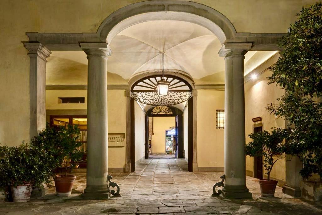Loggia di Palazzo Niccolini di notte, con colonne in pietra, lanternella e piante in terracotta