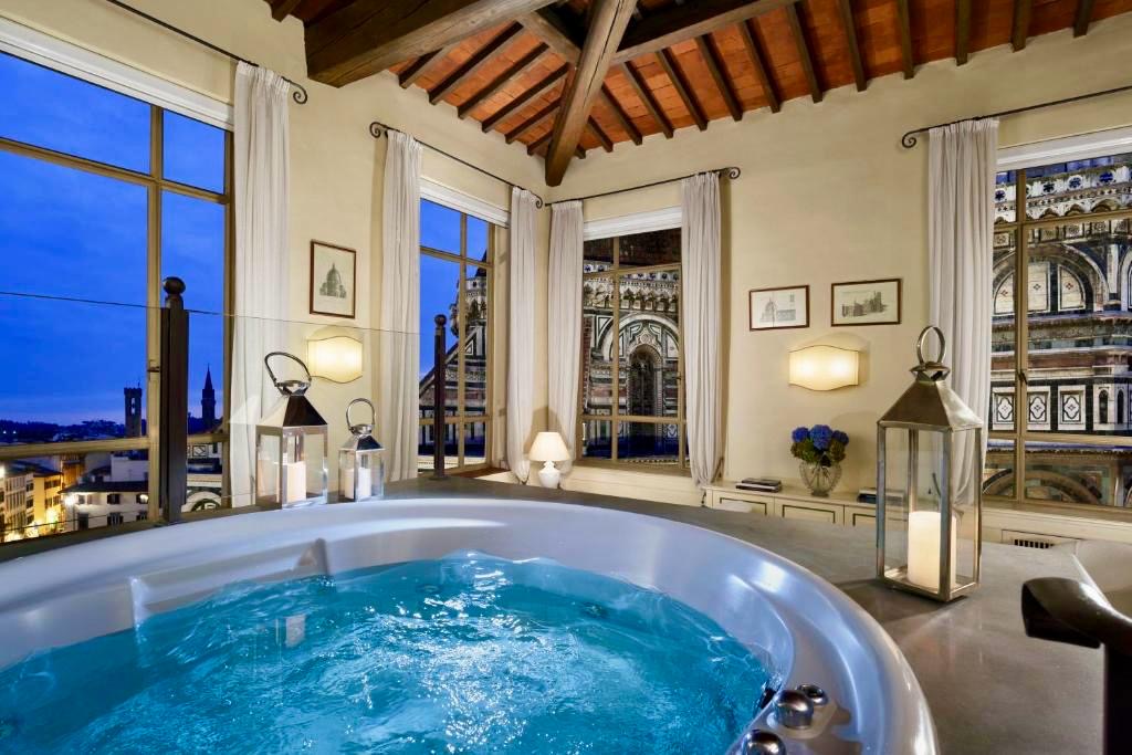 Sala benessere con vasca e vista sul Duomo di Firenze al tramonto